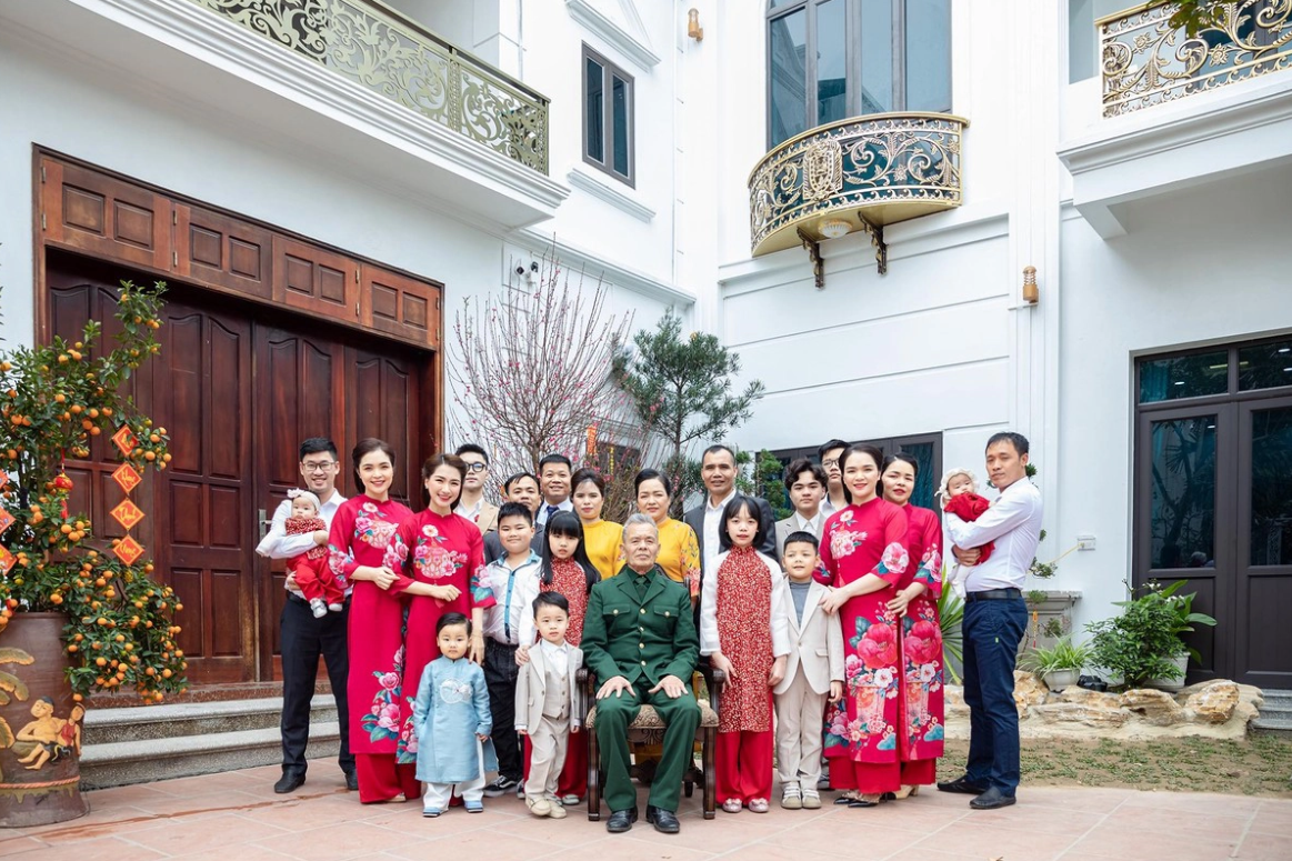 Sao Việt báo hiếu bố mẹ: Người xây biệt thự hoành tráng, mua xe tiền tỷ, người cật lực kiếm tiền lo cho gia đình - Ảnh 5
